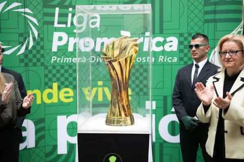 Vicky Ross presenta el premio que obtendrá el campeón del Apertura.