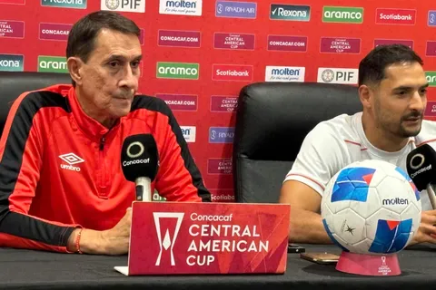 Guimaraes habló de todo ante los periodistas.
