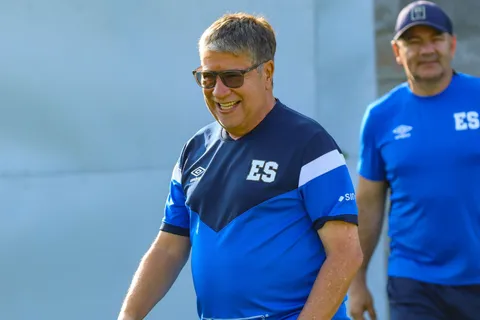 Bolillo Gómez en un entrenamiento de El Salvador.