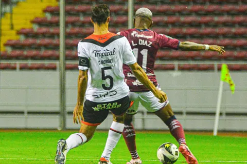 Alajuelense y Saprissa se siguen sacando chispas fuera del campo.