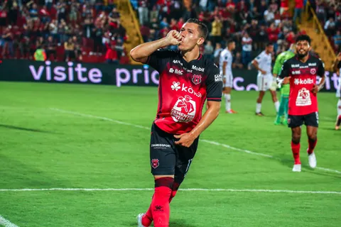 Un golazo a lo "Maradona" estuvo presente en Costa Rica (VIDEO)