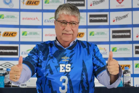 No solo es Styven Vásquez: El Bolillo Gómez celebra el nuevo legionario del futbol de El Salvador