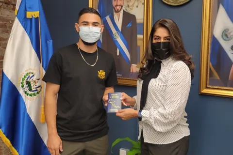 Alex Roldán recibe su pasaporte salvadoreño