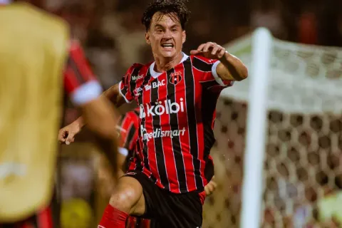 Alajuelense venció 2-1 a Motagua y es finalista de Copa Centroamericana.