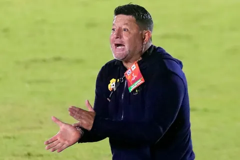 Jafet Soto muy molesto con uno de sus jugadores.