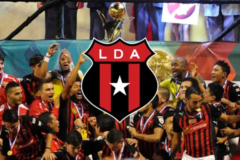 Alajuelense festeja su título nacional en 2013.