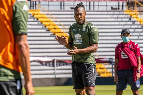Kendall Waston se podría perder las últimas fechas