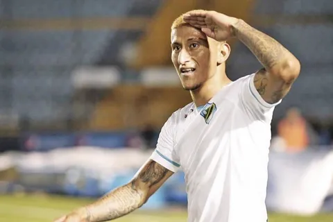 Stheven Robles dejaría Comunicaciones y se convertiría en legionario