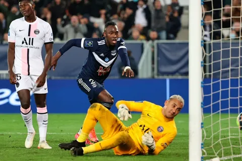 Alberth Elis le anota a Keylor Navas en el triunfo del PSG