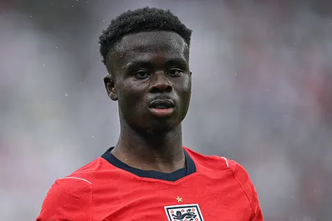 Por qué no juega Bukayo Saka en Inglaterra vs. Congo por los 16avos de final del Mundial 2026