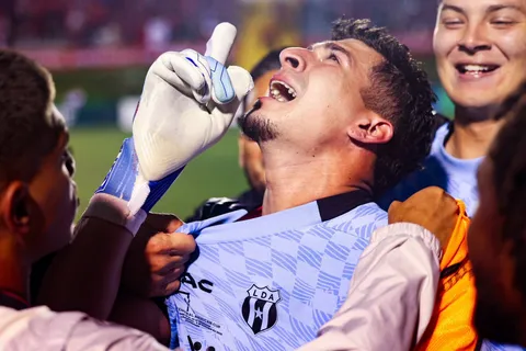 copa centroamericana-alajuelense-bayron mora-campeon