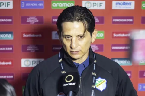 Comunicaciones cumple más deseos a Ronald González al confirmar dos salidas