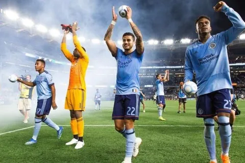 Matarrita y Wallace reaparecieron para celebrar en el derbi neoyorquino