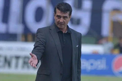 Diego Vázquez asegura que contra Olimpia lo perjudican los árbitros