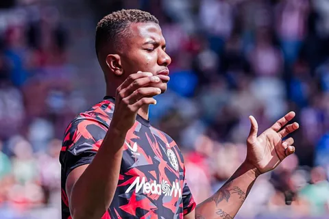 "Quedó sorprendido": Jeyland Mitchell escucha la decisión que hace posible su gran salto en Europa