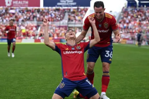 MLS: Bryan Oviedo generó dos asistencias para la clasificación del Real Salt Lake a playoffs (VIDEO)