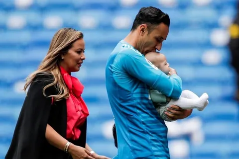Esposa de Keylor presenta el rostro de su bebé y dicen que es igual al papá