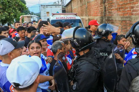 Confusión provoca caos por la prohibición del graderío provisional en el estadio de Luis Ángel Firpo