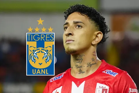 Byron Bonilla con Real Estelí y el escudo de Tigres de México.