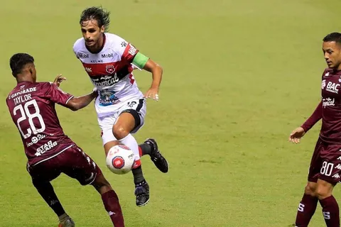 Bryan Ruiz reconoció un bloqueo mental cada vez que enfrentan a Saprissa