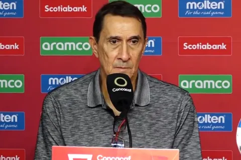 Alexandre Guimarães es criticado por la banca a un futbolista.