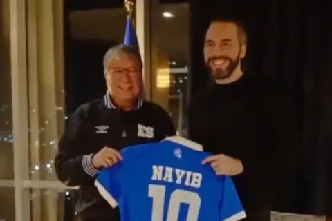 Nayib Bukele se lo dijo cara a cara: Bolillo Gómez recibe un inesperado mensaje camino al Mundial.