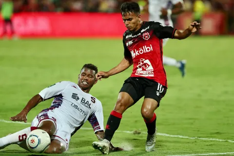 Jugadores de Saprissa y Alajuelense apostaron mientras jugaban la final.