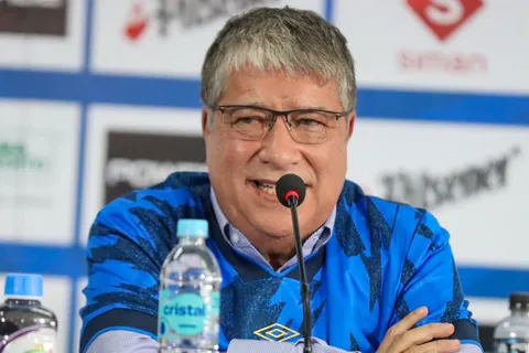 el salvador-bolillo gomez en conferencia