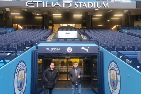 ¿Qué hacía Manfred Ugalde en las instalaciones del Manchester City?