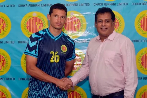 Daniel Colindres fue presentado en su nuevo equipo