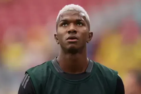 "Poco progreso": el futuro de Jeyland Mitchell en Feyenoord sufre un cambio inesperado