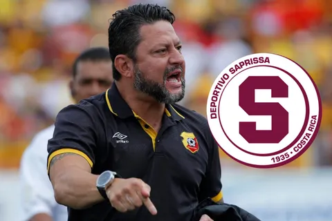 Jafet Soto enérgico reclamando como entrenador de Herediano.