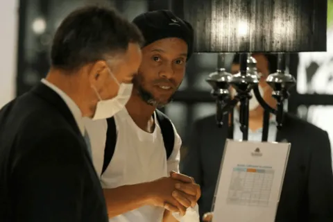 Lleno de lujos: así vive Ronaldinho en un hotel después de salir de la cárcel