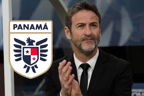 Thomas Christiansen aplaude desde el banco de la Selección de Panamá.