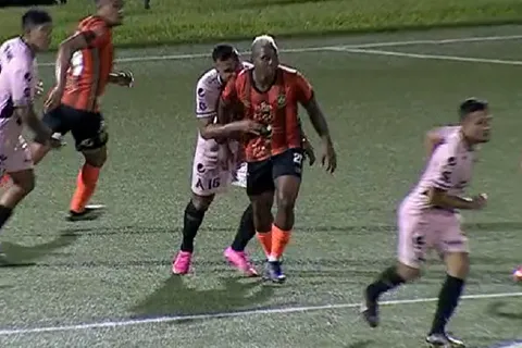 Futbolista de Alianza propina mordida a uno de Águila en el futbol de El Salvador (VIDEO)