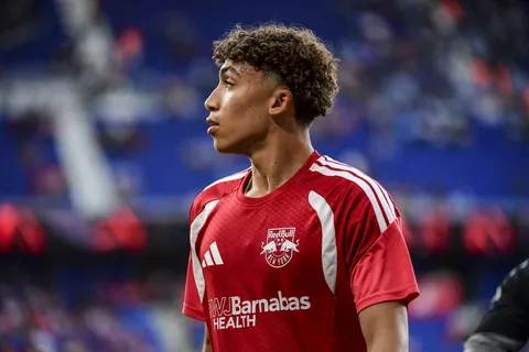Julian Hall durante el calentamiento con New York Red Bulls.