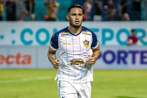 "Tuvo que venir Messi": La feroz crítica de Alex López tras derrota ante Marathón en el Olímpico