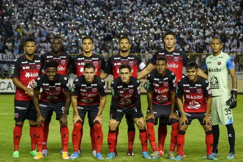 Futbolista de Alajuelense elogió el ambiente que armó la afición de Alianza en el Cuscatlán