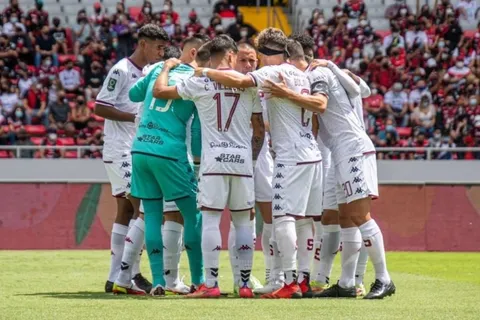 Alajuelense pudo enterrar a Saprissa este domingo, pero lo revivió