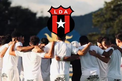 Soñaba con ser surfista, pero a los 17 debutó en Alajuelense como la figura del CAR: "No me gustaba el fútbol"