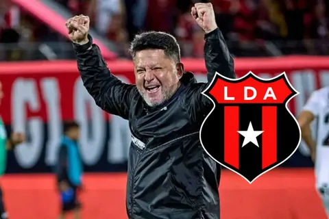 Jafet Soto festejando con Herediano.