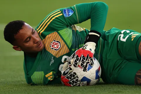 "Sucesor de Keylor Navas": así esperan a Patrick Sequeira en Portugal