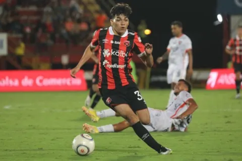 Leo Menjívar señala al culpable de su salida de Alajuelense