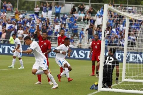 El Salvador vence a Panamá en un partido que fue suspendido por tormenta eléctrica [VIDEO]