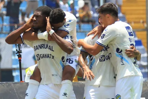 Comunicaciones vence a Municipal y se adueña del liderato