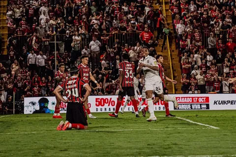 Orlando Sinclair festeja el primer gol del 2-0 de Saprissa sobre Alajuelense.