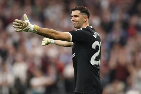 Chelsea avanza por Emiliano Martínez: negocia con Aston Villa y evalúa la fórmula de su fichaje