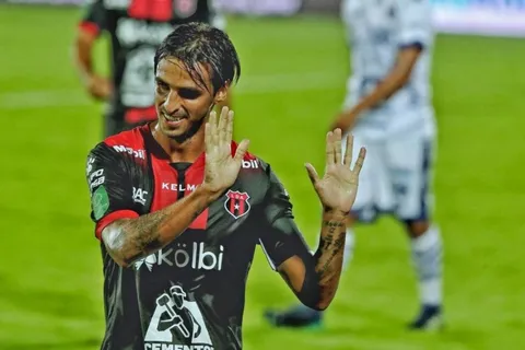 Bryan Ruiz con la camiseta de Alajuelense analizó cuánto le queda como futbolista rojinegro
