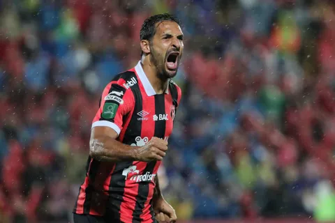 Celso Borges le da un lugar central a Óscar Ramírez para el clásico entre Alajuelense y Saprissa