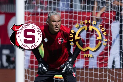 Keylor Navas le lanza dardo a Alajuelense.